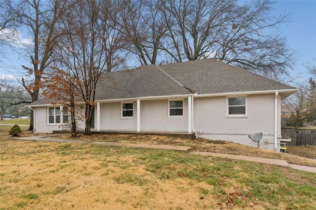 Photo of 1001 Tam Oshanter Drive, Kansas City, MO 64145 (MLS # 2606539)