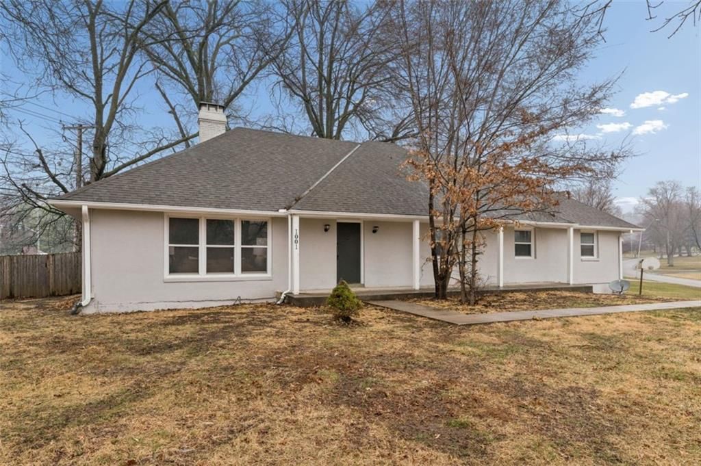 Photo of 1001 Tam Oshanter Drive, Kansas City, MO 64145 (MLS # 2606539)