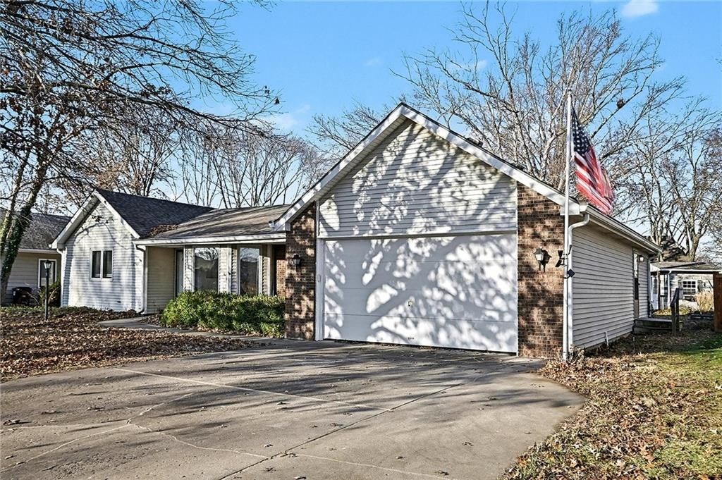 Photo of 2709 Lawrence Avenue, Lawrence, KS 66047 (MLS # 2592184)