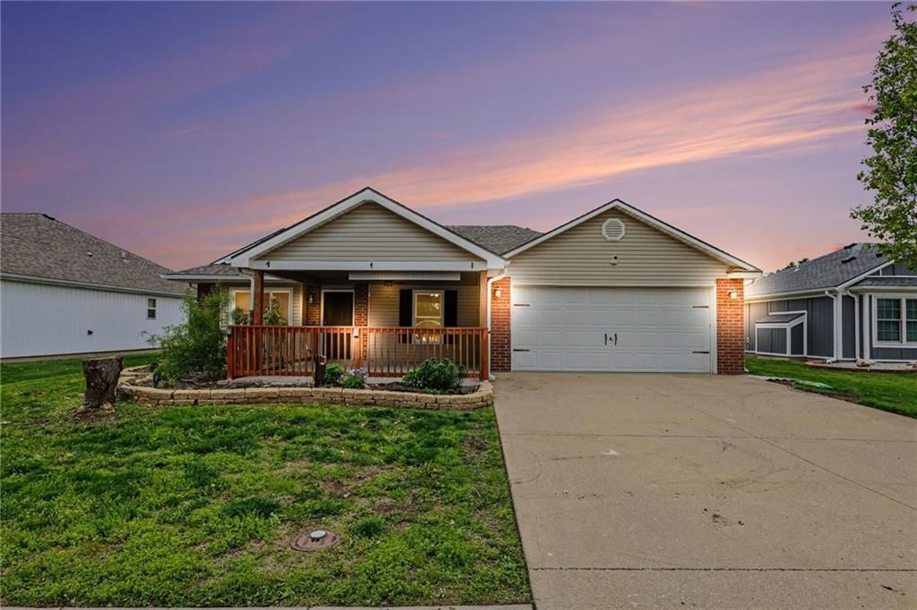 Photo of 420 SW GRAYSTONE Drive, Grain Valley, MO 64029 (MLS # 2619011)
