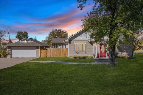 Photo of 401 N Vine Street, Caney, KS 67333 (MLS # 2586574)