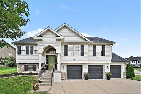 Photo of 1857 Shannon Drive, Liberty, MO 64068 (MLS # 2626707)