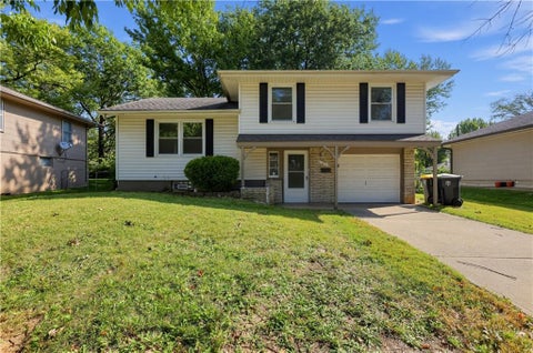 Photo of 11727 FREMONT Avenue, Kansas City, MO 64134 (MLS # 2644995)