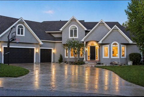 Photo of 601 SW Forestpark Lane, Lees Summit, MO 64081 (MLS # 2612352)