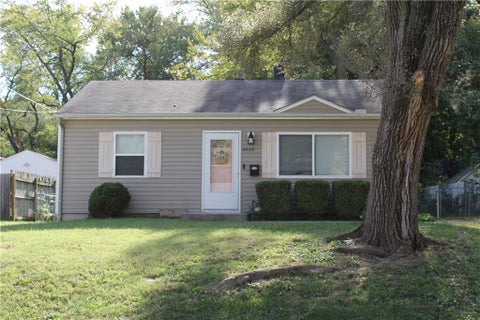 Photo of 2409 NE Pursell Road, Gladstone, MO 64118 (MLS # 2646213)