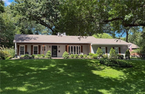 Photo of 9704 Manor Road, Leawood, KS 66206 (MLS # 2636556)
