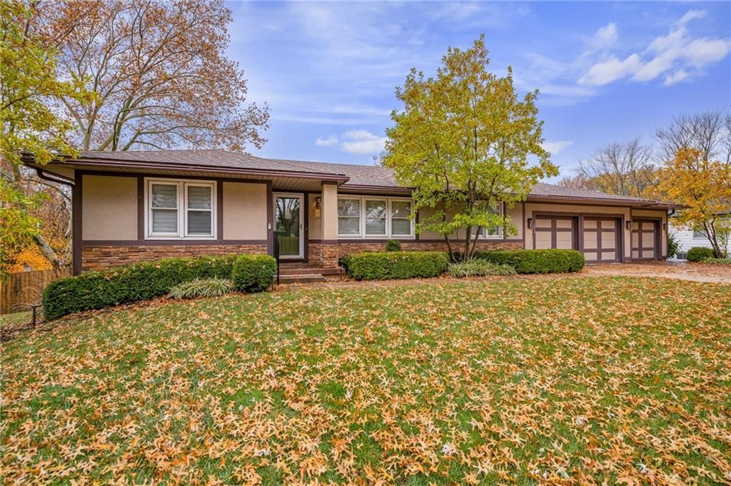 Photo of 1214 Scott Drive, Liberty, MO 64068 (MLS # 2588083)