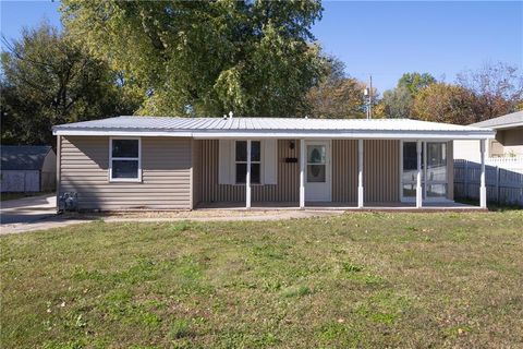 Photo of 1915 N 8TH Street, Independence, KS 67301 (MLS # 2586452)