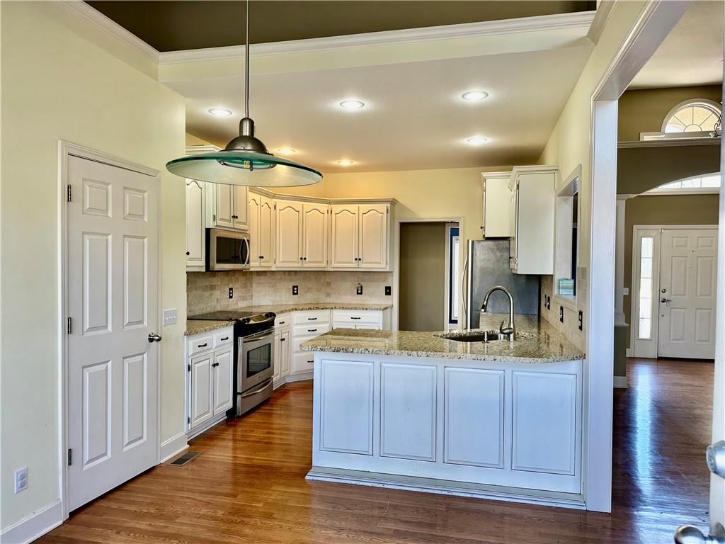 St Joseph, Missouri 64506, United States, 5 Bedrooms Bedrooms, ,3 BathroomsBathrooms,Residential,Pending,28218