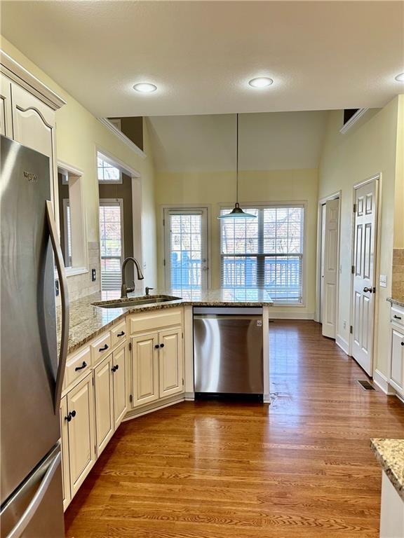 St Joseph, Missouri 64506, United States, 5 Bedrooms Bedrooms, ,3 BathroomsBathrooms,Residential,Pending,28218