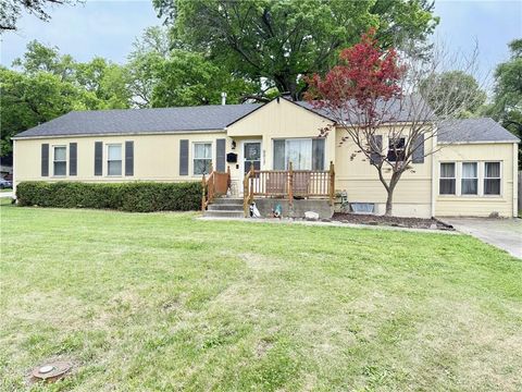 Photo of 9817 E 67th Terrace, Raytown, MO 64133 (MLS # 2616586)