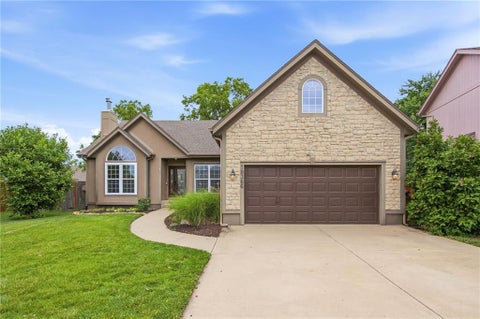 Photo of 18366 W 157 Terrace, Olathe, KS 66062 (MLS # 2626980)