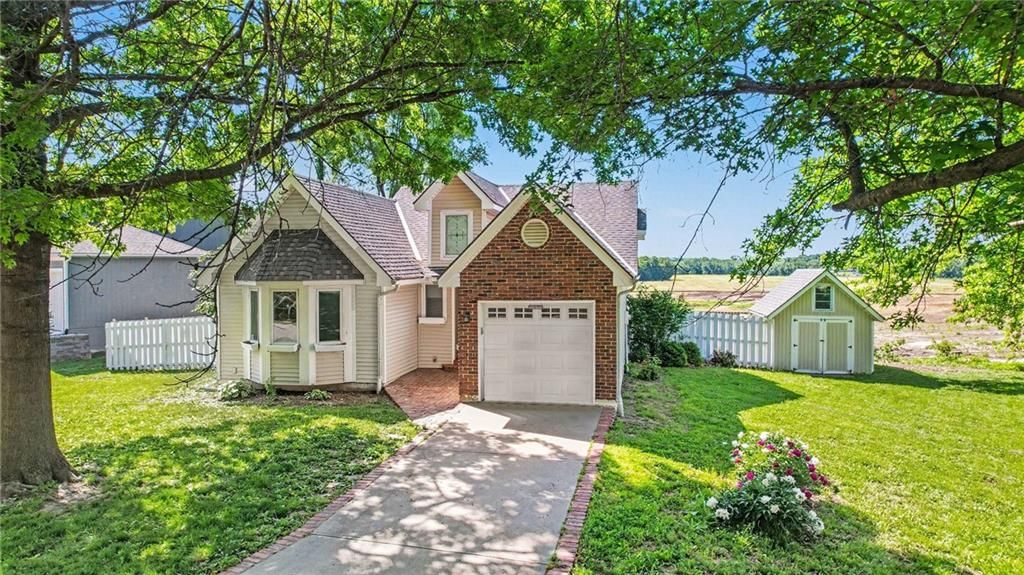 Photo of 105 Sixth Street, Smithville, MO 64089 (MLS # 2619634)