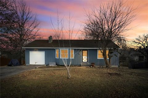 Photo of 1513 Lake Road, Liberty, MO 64068 (MLS # 2600491)