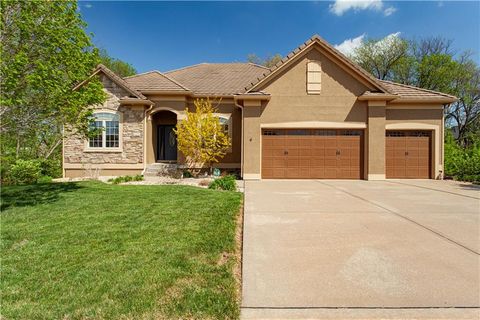 Photo of 608 NE Sundown Drive, Lees Summit, MO 64064 (MLS # 2614428)