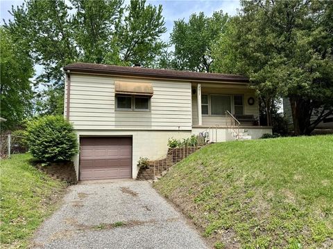 Photo of 3523 Pacific Street, St Joseph, MO 64507 (MLS # 2617586)