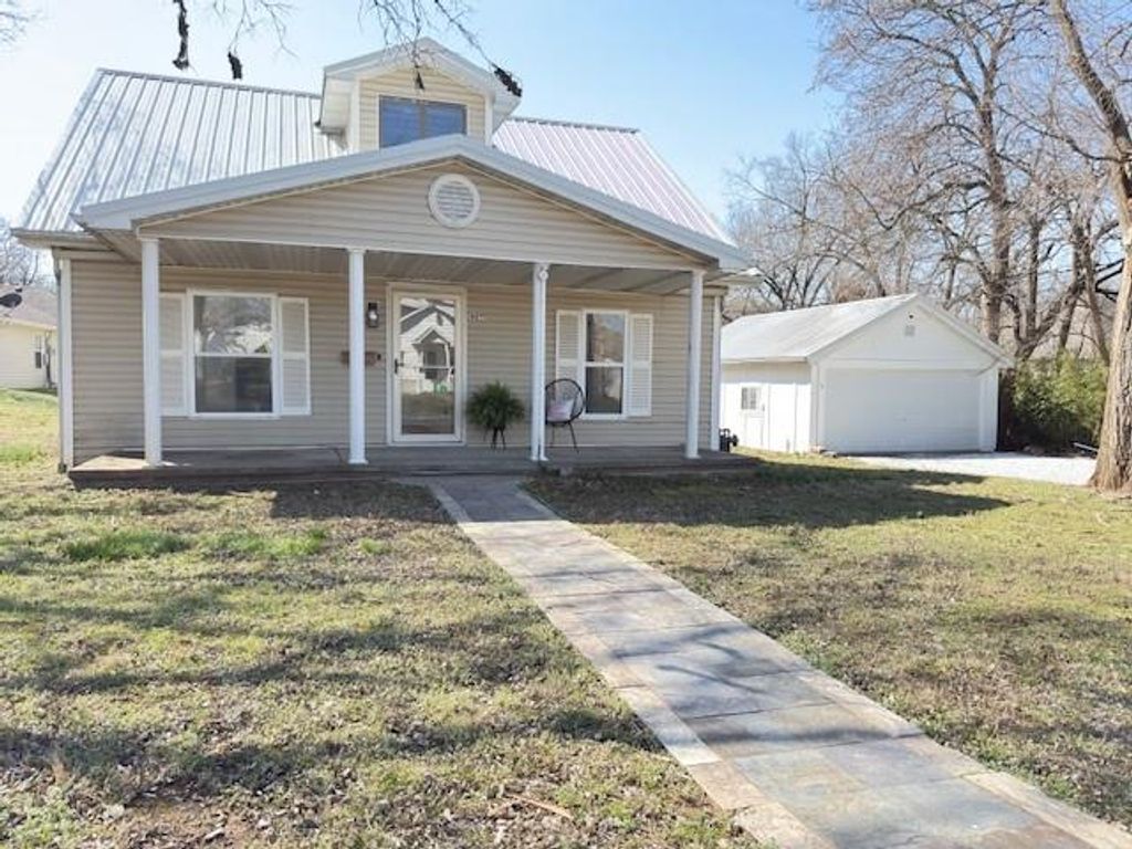 Photo of 609 W Lee Street, Nevada, MO 64772 (MLS # 2608352)