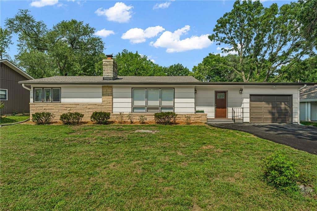 Photo of 2009 Learnard Avenue, Lawrence, KS 66046 (MLS # 2635080)