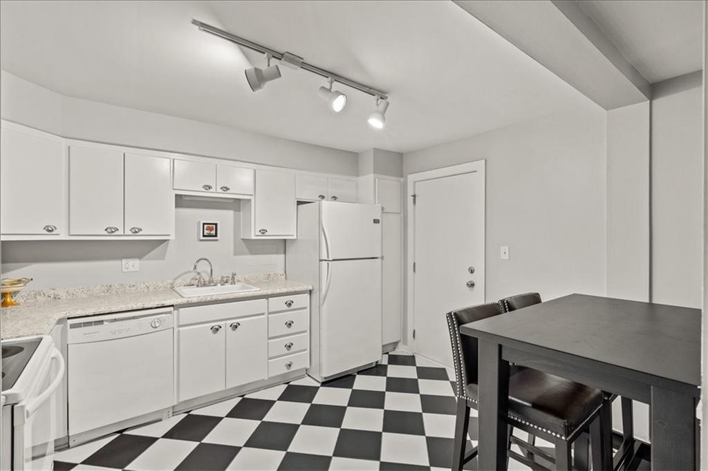 4516 Broadway Avenue 104
