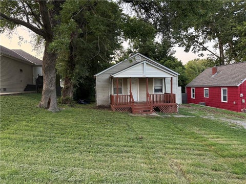 Photo of 2000 NE 37th Terrace, Kansas City, MO 64116 (MLS # 2648323)