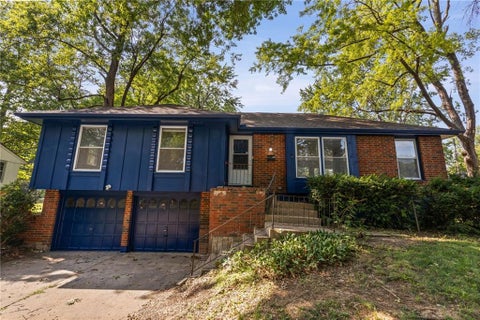 Photo of 11038 Greenwood Road, Kansas City, MO 64134 (MLS # 2634863)