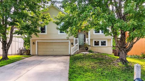 Photo of 1028 N Crest Drive, Olathe, KS 66061 (MLS # 2631168)
