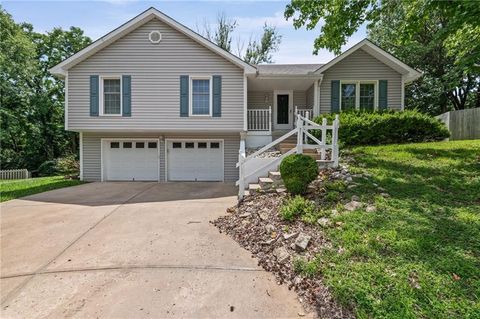 Photo of 6215 NW 65th Street, Kansas City, MO 64151 (MLS # 2625636)