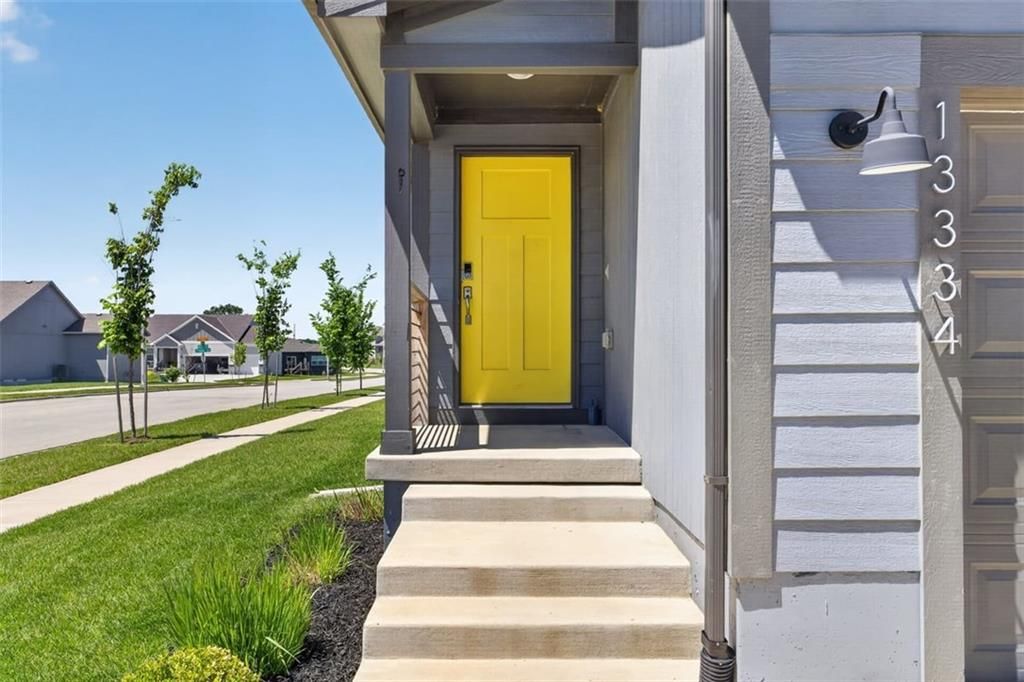 Photo of 13334 W 180th Terrace, Overland Park, KS 66013 (MLS # 2618795)