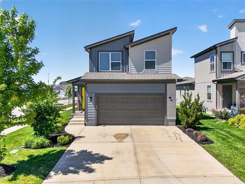 Photo of 13334 W 180th Terrace, Overland Park, KS 66013 (MLS # 2618795)