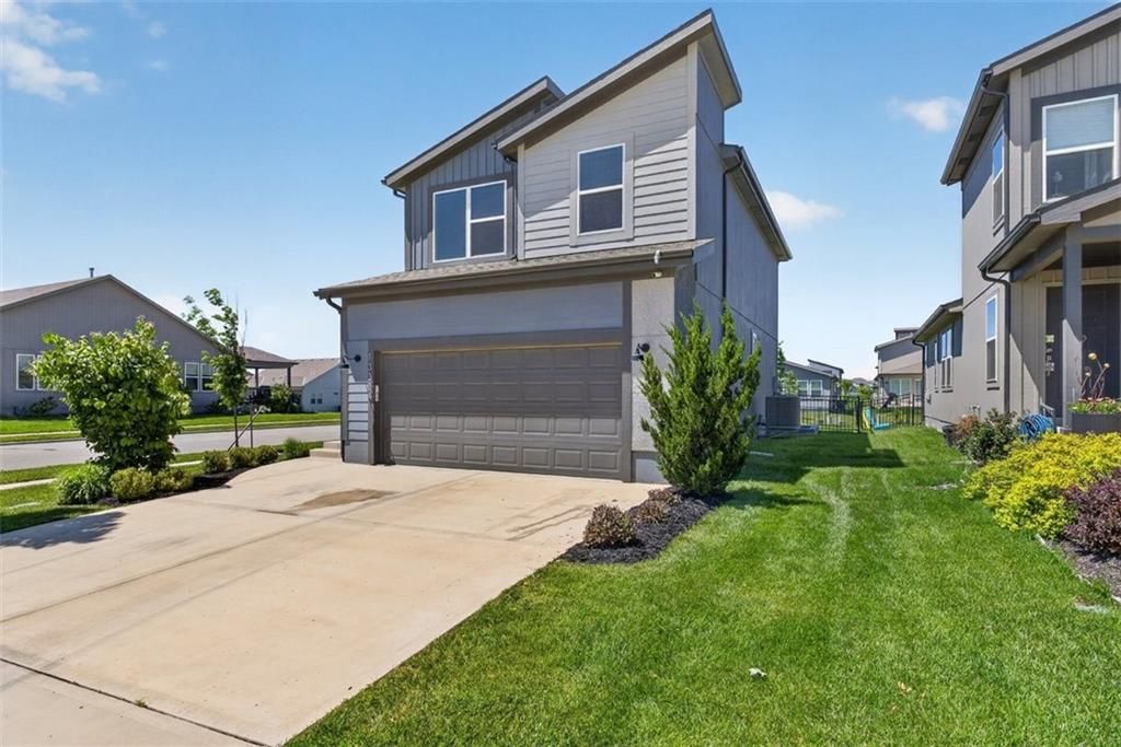 Photo of 13334 W 180th Terrace, Overland Park, KS 66013 (MLS # 2618795)