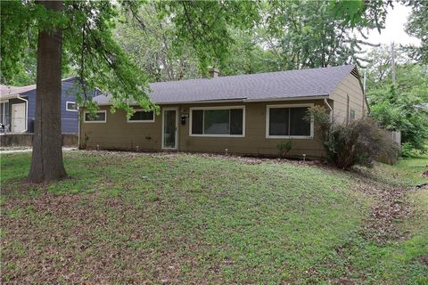 Photo of 10710 Newton Avenue, Kansas City, MO 64134 (MLS # 2617416)
