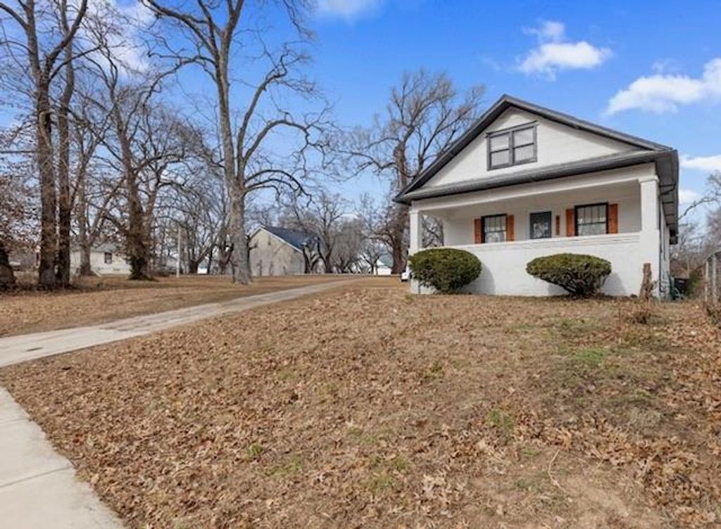 Photo of 3210 E 73rd Street, Kansas City, MO 64132 (MLS # 2596751)