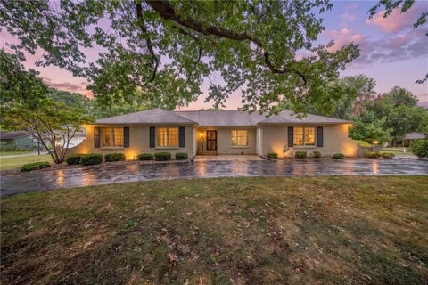 Photo of 7500 W 99th Terrace, Overland Park, KS 66212 (MLS # 2639029)
