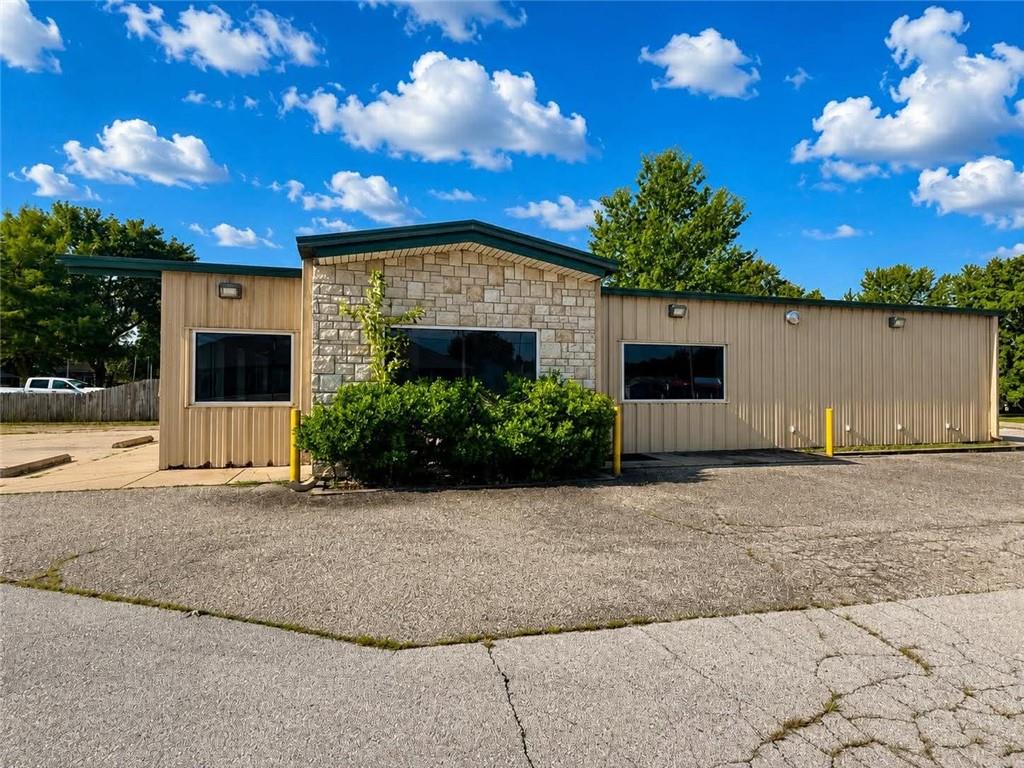 205 W Saint John St, Girard, KS 66743