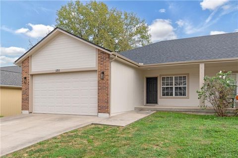 Photo of 1211 NW Scenic Drive, Grain Valley, MO 64029 (MLS # 2581230)
