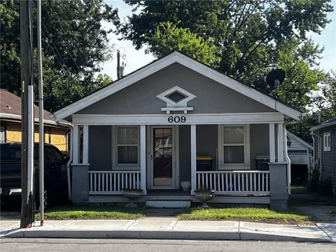 Photo of 609 W 75th Street, Kansas City, MO 64114 (MLS # 2643783)