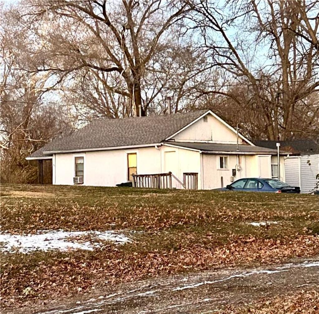 Photo of 613 Pennsylvania Street, Leavenworth, KS 66048 (MLS # 2590027)