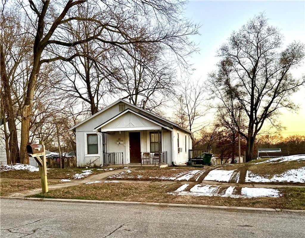 Photo of 613 Pennsylvania Street, Leavenworth, KS 66048 (MLS # 2590027)
