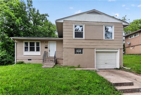 Photo of 3900 E 47TH Terrace, Kansas City, MO 64130 (MLS # 2620190)