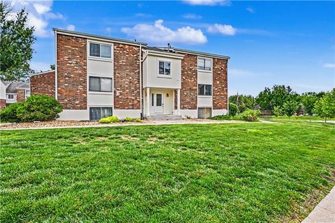 Photo of 10106 W 96th Terrace #D, Overland Park, KS 66212 (MLS # 2621283)