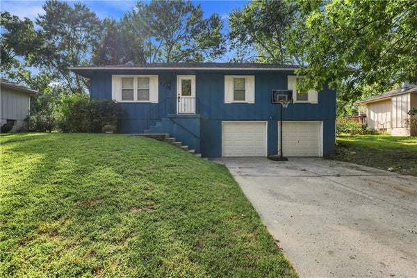 2206 S PARK AVE, OAK GROVE, MO 64075 - Image 1e2bddb68b6f22ae81d1e32ae63fef30/3053503694
