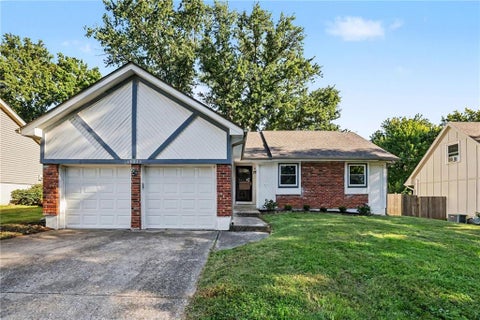 Photo of 13935 S Cottonwood Drive, Olathe, KS 66062 (MLS # 2645570)
