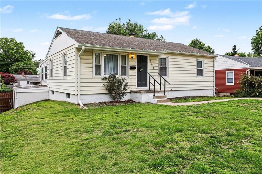 Photo of 504 E Meadow Lane, St Joseph, MO 64501 (MLS # 2617622)