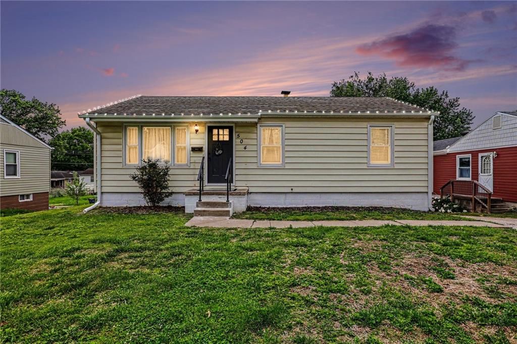 Photo of 504 E Meadow Lane, St Joseph, MO 64501 (MLS # 2617622)