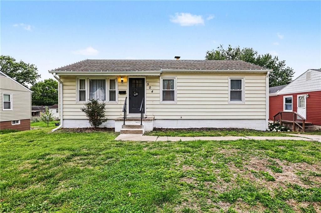 Photo of 504 E Meadow Lane, St Joseph, MO 64501 (MLS # 2617622)