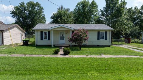 Photo of 304 E Mason Street, La Monte, MO 65337 (MLS # 2633627)