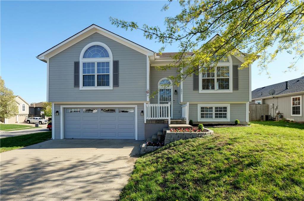 Photo 1 of 43 — 601 SUNSET Drive, Grain Valley, MO 64029