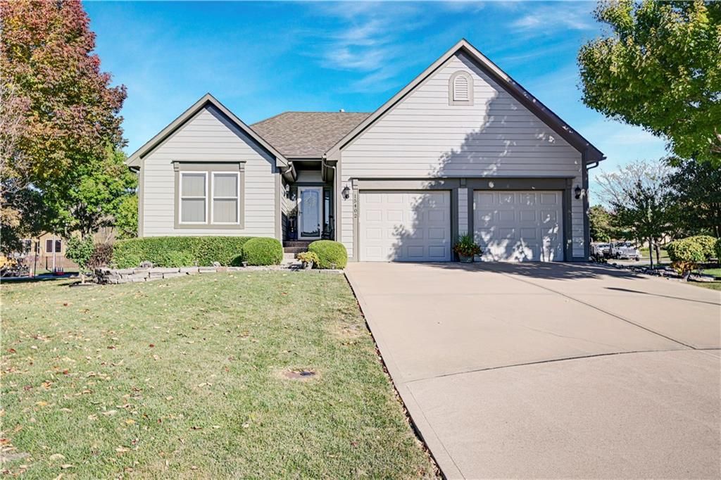 Photo of 15402 S Hillside Street, Olathe, KS 66062 (MLS # 2598510)