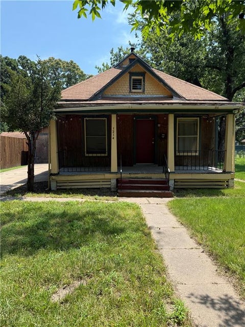 Photo of 1214 Oakland Avenue, Topeka, KS 66616 (MLS # 2632628)