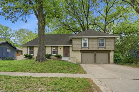 Photo of 9731 Roe Avenue, Overland Park, KS 66207 (MLS # 2615421)